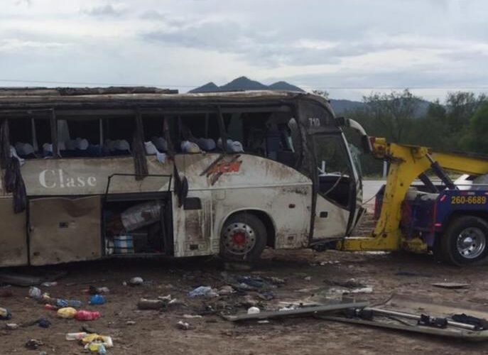 SE ELEVA A 42 EL NÚMERO DE LESIONADOS Y A SEIS LAS PERSONAS QUE PERDIERON LA VIDA EN ACCIDENTE CARRETERO DE UN AUTOBÚS DE PASAJEROS EN EL TRAMO GUAYMAS-HERMOSILLO: FGJE