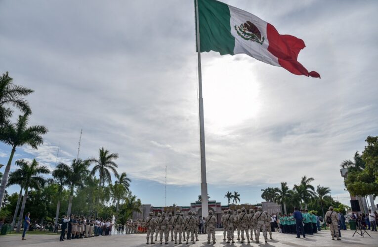 Con izamiento de bandera inicia ayuntamiento  el mes de la patria.