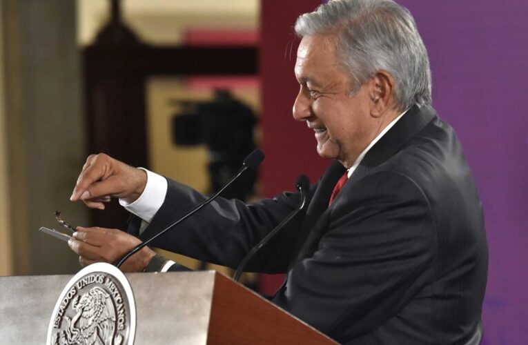 AMLO presenta cámara de espionaje encontrada en Palacio Nacional