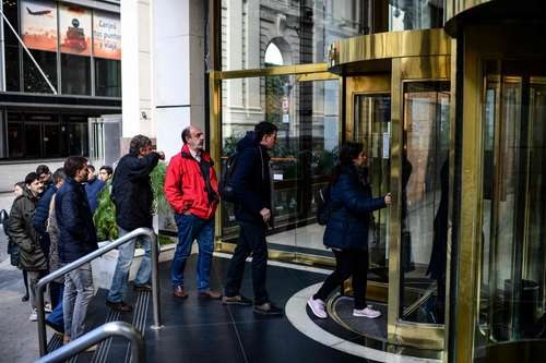 Argentinos se agolpan en bancos por el control cambiario