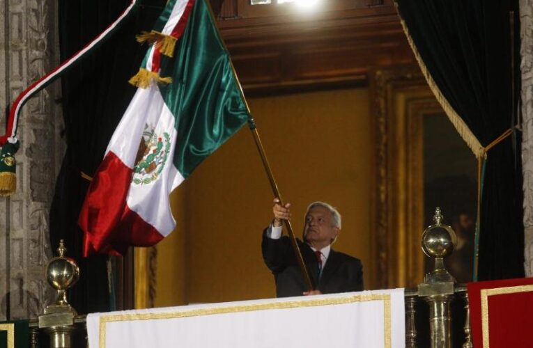 AMLO DA SU PRIMER GRITO DE INDEPENDENCIA: “VIVA LA DEMOCRACIA”