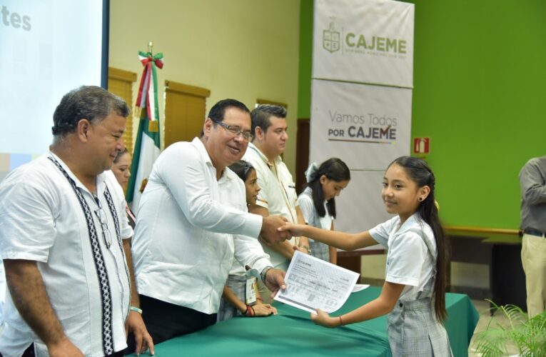 Alcalde de Cajeme apoya a estudiantes de primaria y secundaria.