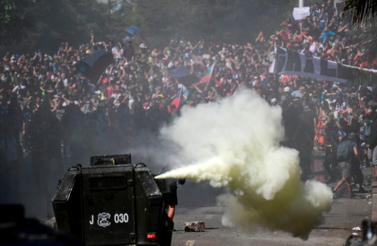 Más de 2 mil 600 detenidos en protestas en Chile; 15 muertos