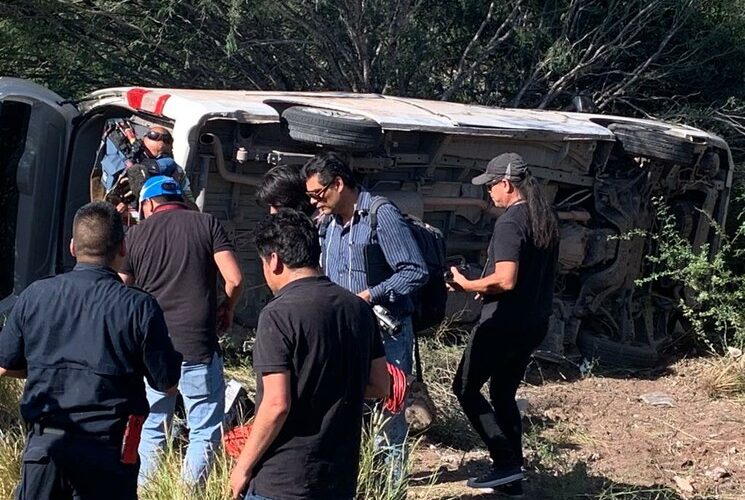 En Sonora vuelca camioneta con reporteros que cubren gira de AMLO