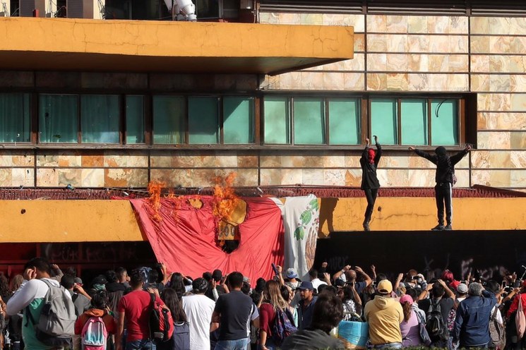 Encapuchados causan destrozos en Rectoría de la UNAM