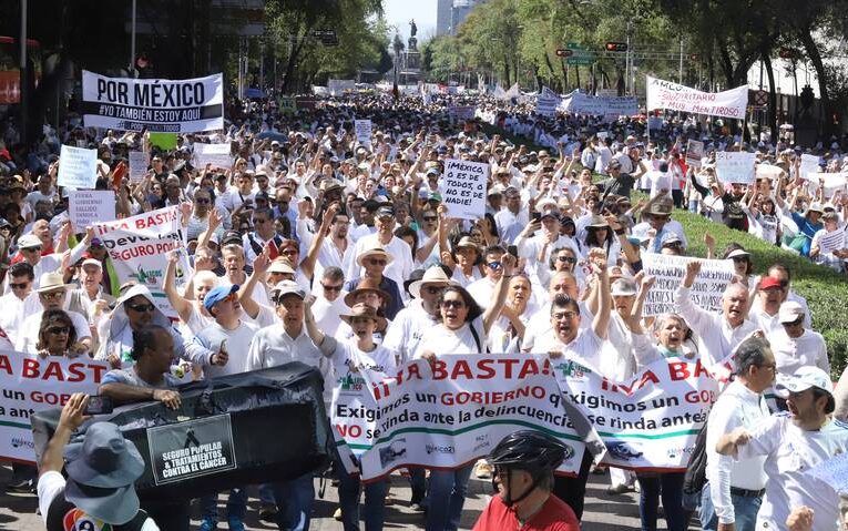 «Ni fifís ni chairos, primero el país», dicen en marcha contra AMLO