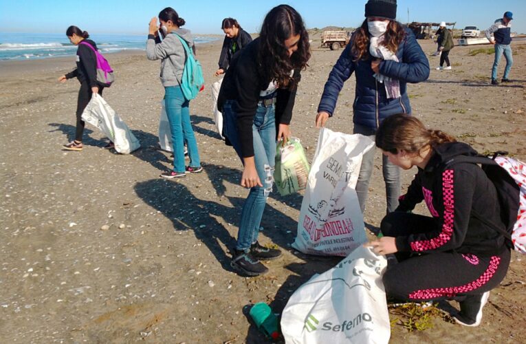 Se unen estudiantes para limpiar las playas del Sur Sonora