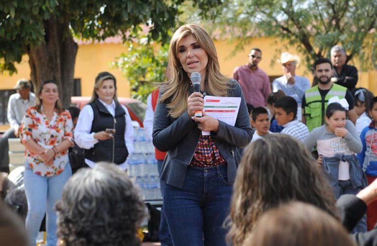 Gobernadora Pavlovich cumple con apoyos y obras en la Sierra