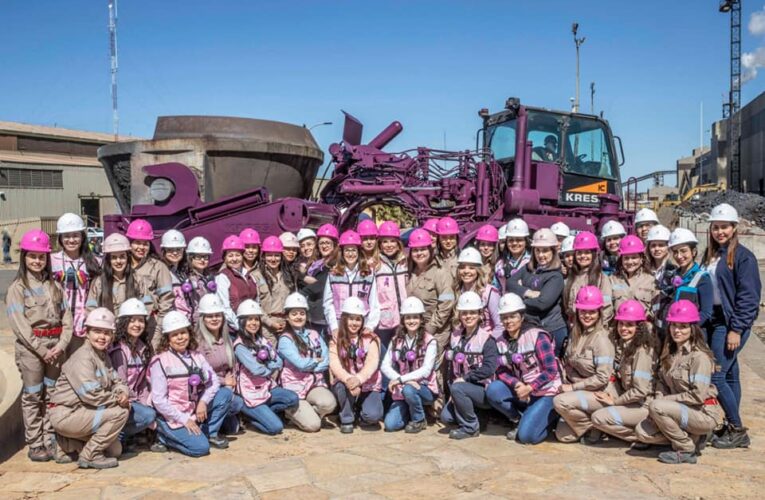 Reconoce Gobernadora trabajo de mujeres mineras y entrega apoyos a familias de la sierra