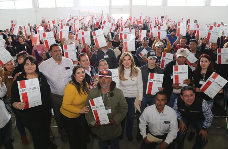 Beneficia Gobernadora con escrituras, apoyos sociales y oportunidades de empleo a familias del norte del estado.