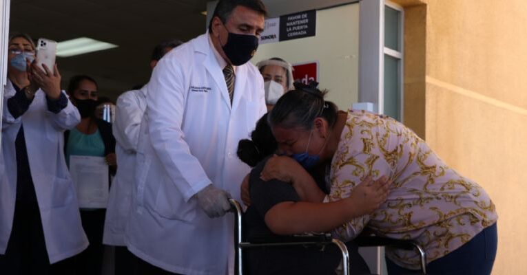 DAN DE ALTA EN HOSPITAL GENERAL A PRIMERA PACIENTE QUE LOGRA SUPERA EL CORONAVIRUS