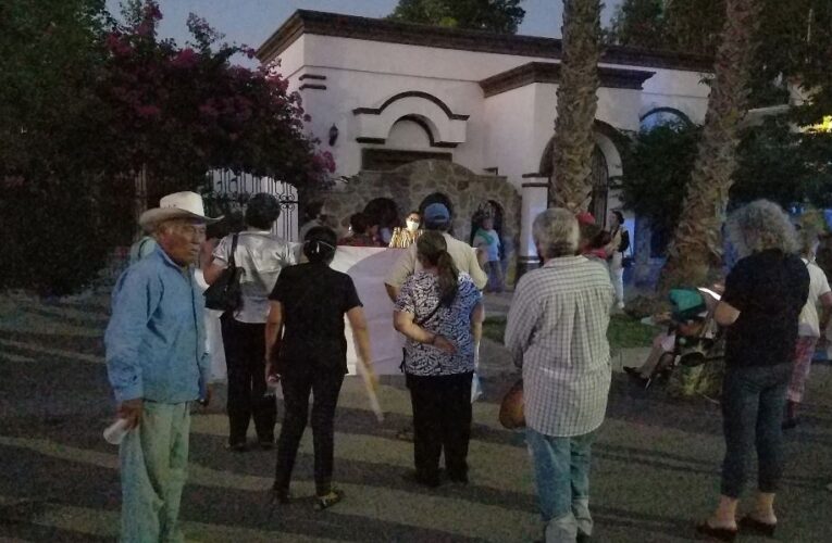 MANIFESTACIÓN DE ADULTOS MAYORES EN CASA DEL SECRETARIO DEL AYUNTAMIENTO DE CAJEME