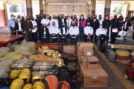 PARTICIPA ALCALDE EN ENTREGA DE EQUIPO AL DEPARTAMENTO DE BOMBEROS Y DE MATERIAL MÉDICO AL HOSPITAL GENERAL