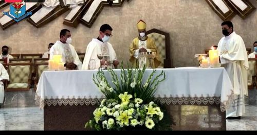 Ordena obispo tres nuevos diáconos