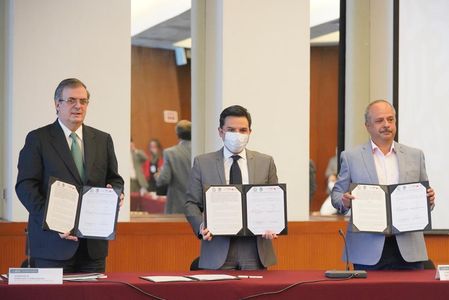 Firman convenio para que trabajadores mexicanos en el extranjero cuenten con seguridad social