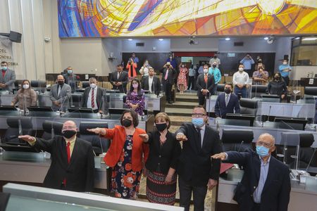 Rinden protesta cinco diputados propietarios