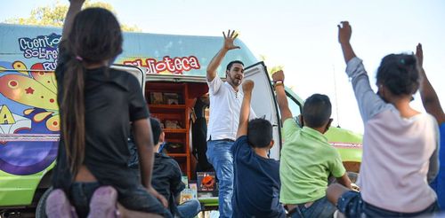 LLEVAN “CUENTOS SOBRE RUEDAS POR LA PAZ» A NIÑOS DE CAJEME