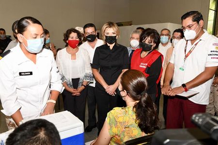 Concluye con éxito vacunación de personal educativo; Gobernadora Pavlovich y titular de la SEP, Delfina Gómez, supervisaron sedes