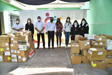 DOTA GOBIERNO MUNICIPAL Y DIF CON EQUIPO Y MATERIAL MÉDICO A HOSPITALES Y ASILO SAN VICENTE