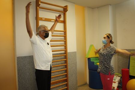 Supera paciente secuelas COVID-19 con rehabilitación en IMSS Sonora