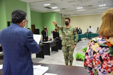 TOMA PROTESTA ALCALDE JAVIER LAMARQUE A CAPITÁN DE NAVÍO CLAUDIO CRUZ HERNÁNDEZ COMO SECRETARIO DE SEGURIDAD PÚBLICA MUNICIPAL
