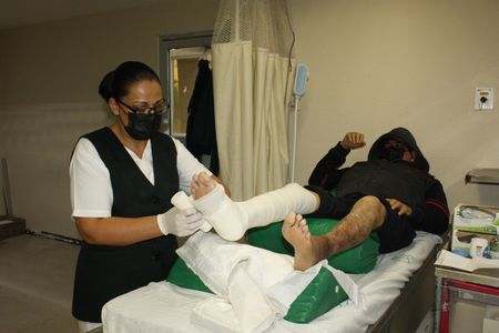 Salva personal médico del IMSS Sonora extremidades con tratamiento médico y rehabilitación de tejidos