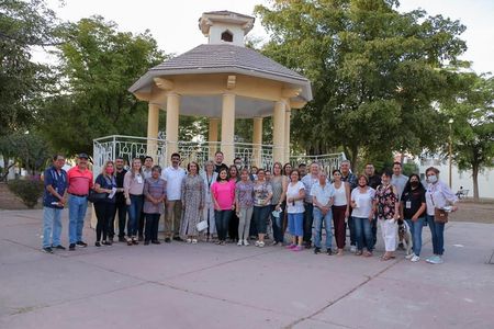 En esta ocasión la Policía Municipal se reunió con los habitantes de la colonia del Valle Encabezados por el Capitán Claudio Cruz Hernández, Comisario de la Secretaría de Seguridad Pública del Municipio de Cajeme, la Policía Municipal a través del área de Programas en Prevención del Delito se reunió con los pobladores de la colonia del Valle, con quienes se instauró un nuevo Comité Vecinal. Durante el diálogo sostenido en la reunión el Jefe de la Policía Preventiva y Tránsito Municipal en Cajeme, se encargó de escuchar las peticiones de las y los ciudadanos, con quienes se comprometió a redoblar la vigilancia en dicho sector y además exhortó a denunciar cualquier situación de riesgo o emergencia al 911 y 089 de forma anónima. “Todas las semanas visitamos diferentes colonias de la ciudad, para fortalecer las acciones de proximidad social que realiza la corporación policial que me honro en presidir, para nosotros es de suma importancia escuchar de su propia voz y sentir las situaciones que ocurren en el lugar donde habitan, estamos seguros que trabajando de manera coordinada con su apoyo podremos mejorar el servicio que brindamos a la sociedad del municipio”, comentó. Como parte de la reunión oficiales DARE de la Policía Municipal, realizaron trabajos de volanteo con los vecinos, a quienes se les explicó sobre los servicios que brinda el área de programas preventivos tales como encuentros deportivos vecinales, orientación, acompañamiento informativo y asesoría especializada en temas legales. Además de atención especializada en la salud mental con terapia individual y familiar, así como pláticas sobre prevención dirigidas a niños, adolescentes y padres de familia, entre otros temas. Al término, se acordaron con Roberto Catarino, Comandante de dicho sector nuevas estrategias de seguridad entre las autoridades y la sociedad para intensificar la vigilancia en mencionado asentamiento urbano.