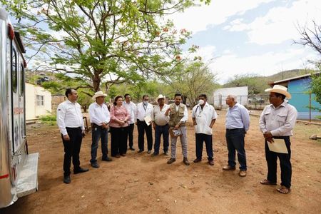 • Entablan compromisos de salud con el pueblo originario Hermosillo, Sonora; 25 de junio de 2022; A fin de acercar mejores servicios de salud a las comunidades étnicas de Sonora, se reunieron el secretario de Salud (SSA), José Luis Alomía Zegarra y el director general del Instituto Mexicano del Seguro Social (IMSS), Zoé Robledo, con autoridades tradicionales del pueblo guarijío. La finalidad de esta reunión fue fortalecer los compromisos que realizó el presidente de México, Andrés Manuel López Obrador, en su pasada visita a Sonora, con las etnias guarijío, yaqui, seri, mayo y el pueblo de Cananea, para otorgar servicio de salud de alta calidad. José Luis Alomía Zegarra, representante del gobernador de Sonora, Alfonso Durazo Montaño, destacó la relevancia de la coordinación entre el estado y el IMSS, pues con esto se logrará que la comunidad guarijía cuente con una rehabilitación completa de la Casa de Salud de la comunidad Mesa Colorada, así como espacios con camas de estabilización y referencia a niveles de atención más altos. Informó que se prevé que los trabajos comiencen en las próximas semanas, siendo el modelo de operación IMSS-Bienestar. Detalló que se realizó un levantamiento de las principales necesidades de la Casa de Salud y, entre ellas, está equiparla con lo necesario para la atención de primer nivel; contar con personal médico y de enfermería; abastecimiento de medicamentos para que se tenga, al menos, hasta un 90 por ciento de abasto. “El trabajo conjunto entre el IMSS y el gobierno de Sonora es el mejor camino para lograr los objetivos en cobertura, de acceso y garantizar que ustedes tengan todos los servicios e insumos necesarios; y la alianza conformada con el IMSS-Bienestar permitirá transferir la atención que brinda actualmente la entidad federativa a este programa con todo el soporte, no solamente financiero con los recursos que se necesitan para la transformación, sino también un apoyo técnico de muchos años de experiencia y de trabajo en las comunidades”, destacó. En esta reunión, Zoé Robledo, titular del IMSS, enfatizó la encomienda del presidente López Obrador de seguir mejorando los servicios de salud, principalmente en aquellas comunidades de difícil acceso y a las comunidades más vulnerables. Recalcó que haber estado en Sonora es una oportunidad enorme para que el IMSS-Bienestar asegure a los pueblos guarijíos la salud que merecen, con dignidad, con el personal médico necesario para brindarles atención de calidad. Así mismo, destacó el fortalecimiento del Hospital de Álamos y el Centro de Salud de Mesa Colorada. Además de los trabajos para la rehabilitación, equipamiento y abastecimiento de medicamentos en la comunidad indígena, Zoé Robledo compartió que se realizarán actividades adicionales, como llevar equipos especializados a otras poblaciones para realizar promoción a la salud y prevención de diversos padecimientos y enfermedades. El titular del IMSS dijo que los trabajos con la etnia se harán a la brevedad y puntualizó que los servicios médicos, tanto curativos como preventivos, serán 100 por ciento gratuitos para quienes no cuenten con alguna seguridad social, garantizando también el acceso a derechohabientes en las localidades donde el IMSS, Issste e Isssteson no tengan unidades propias, con el objetivo de dar un gran salto a la universalización de los servicios de salud en la entidad con énfasis en las regiones más necesitadas. En esta reunión estuvieron presentes los gobernadores de los pueblos guarijíos, así como sus parteras, personal de salud y pobladores. María de Lourdes Díaz Espinosa, titular de la Oficina de Representación del IMSS en Sonora; Jorge Humberto Urbina Ochoa, jefe de Prestaciones Médicas del IMSS en la entidad; Juan Salgado Brito, enlace de la Dirección de Operación y Evaluación del Seguro Social y Everardo Enríquez Palma, en representación del presidente municipal de Álamos, Víctor Manuel Balderrama.