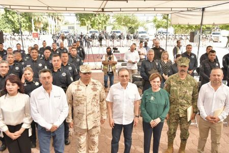 Gobernador Alfonso Durazo entrega armamento a policías de Cajeme