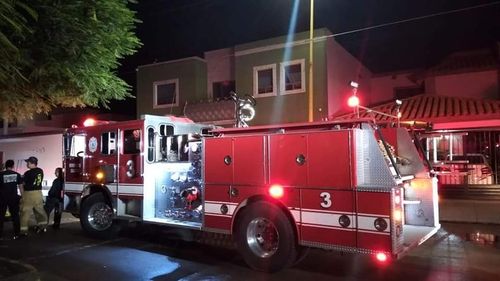 Rescatan a 10 personas de fuerte incendio en casa habitación