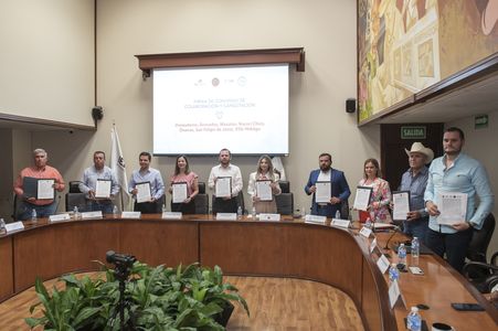 Alcaldes de Movimiento Ciudadano firman convenio de colaboración y capacitación con autoridades electorales