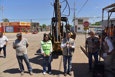 DA LAMARQUE CANO BANDERAZO DE INICIO A PAVIMENTACIÓN DEL QUINTO CRUCERO CON CONCRETO HIDRÁULICO