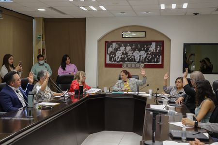 Dictaminan se garantice el uso de uniforme de falda o pantalón a estudiantes