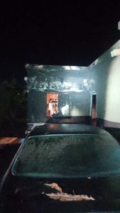 SALVAN POLICÍAS MUNICIPALES A MUJER DE INCENDIO