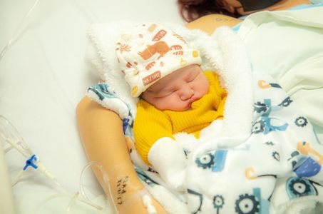 Ambos recién nacidos y sus madres gozan de buena salud Hermosillo, Sonora; 25 de diciembre de 2022.- Karla y Abyd nacieron con poco más de media hora de diferencia, a las 06:11 y 06:46 horas, del 25 de diciembre, en el Hospital Integral de la Mujer del Estado de Sonora (Himes), por lo que ambos son la y el bebé Navidad 2022. Las mamás de los recién nacidos son Yajaira y Ericka, de 19 y 23 años, quienes dieron a luz a través de parto humanizado y cesárea, la mañana de Navidad. El peso y talla de la pequeña Karla fue de tres kilos 200 gramos y 51 centímetros, mientras que Abyd pesó tres kilos 560 gramos y midió 51 centímetros. Ambos bebés, así como sus madres, gozan de buena salud y recibieron de manos de los directores del Hospital Integral de la Mujer del Estado de Sonora, Marco Alfredo Velazco Herrera y del Hospital Infantil del Estado de Sonora (HIES), Héctor Manuel Esparza Ledezma, una canasta con productos para bebé como bienvenida navideña.