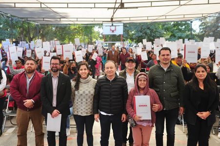 Entrega gobernador Alfonso Durazo 590 escrituras en el Poblado Miguel Alemán