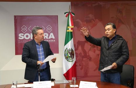 Toma protesta secretario Aarón Grageda a primer rector de la Universidad del Pueblo Yaqui