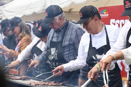 Logran gobernador Alfonso Durazo y más de dos mil parrilleros, el récord Guinness de la Carne Asada Más Grande del Mundo