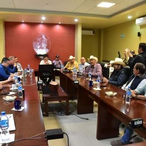 Continúan en lucha productores del campo