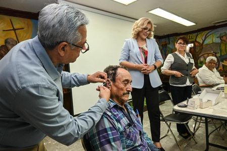 DIF CAJEME BENEFICIA ADULTOS MAYORES CON APARATOS AUDITIVOS