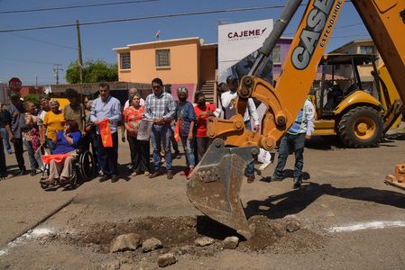 DA LAMARQUE CANO BANDERAZO A PAVIMENTACIÓN EN CALLES YAQUI Y PASEO MIRAVALLE