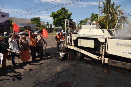 ALCALDE DA INICIO A OBRA DE PAVIMENTACIÓN EN LA CALLE SINALOA