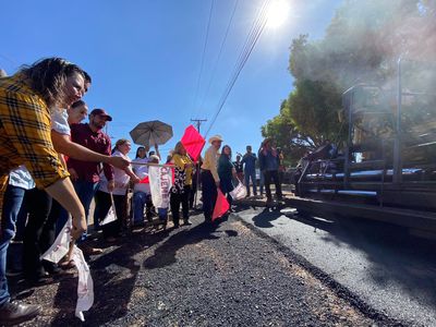 DA LAMARQUE CANO BANDERAZO A PAVIMENTACIÓN DE CALLE CARRILLO PUERTO DE PUEBLO YAQUI