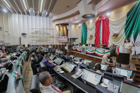 Grupos parlamentarios presentan iniciativas contra corrupción y a favor de familias