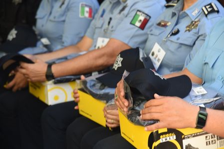 ENTREGA ALCALDE LAMARQUE CANO UNIFORMES A LAS Y LOS POLICÍAS DE CAJEME