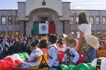 Preside alcalde de Cajeme desfile conmemorativo al 113 aniversario de la revolución mexicana