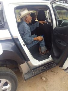 Apoyan policias de Cajeme a anciano desorientado