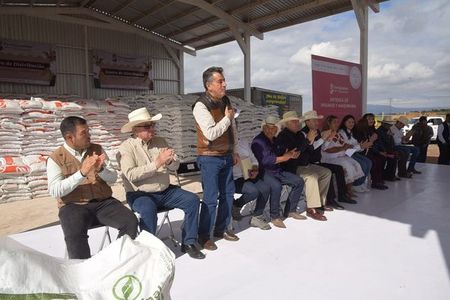 ATESTIGUA JAVIER LAMARQUE ENTREGA DE INSUMOS Y MAQUINARIAS A AGRICULTORES