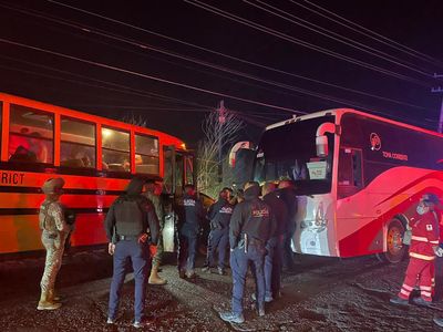 APOYA POLICÍA MUNICIPAL A MIGRANTES QUE VIAJABAN EN HACINAMIENTO