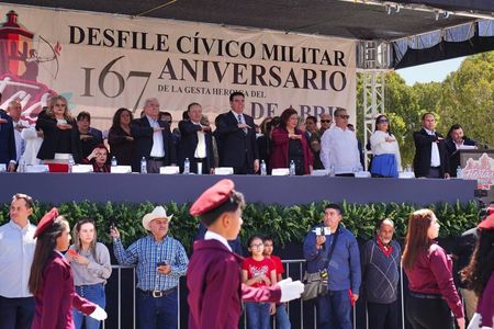 Atestigua gobernador desfile conmemorativo del 167 aniversario de la gesta heroica de Caborca